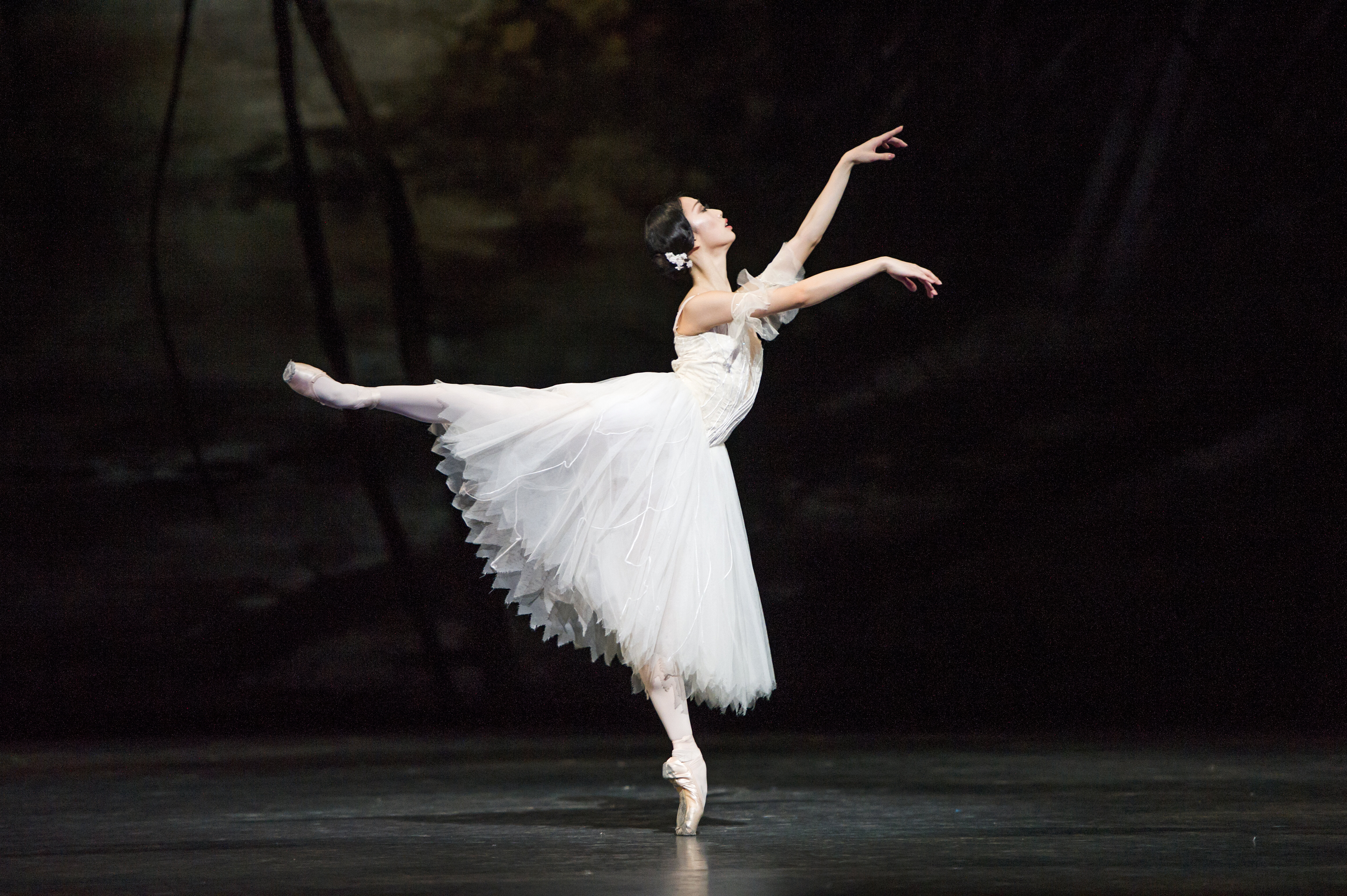 Giselle. Akane Takada as Giselle. cROH 2016. Photograph by Tristram Kenton (5).jpg